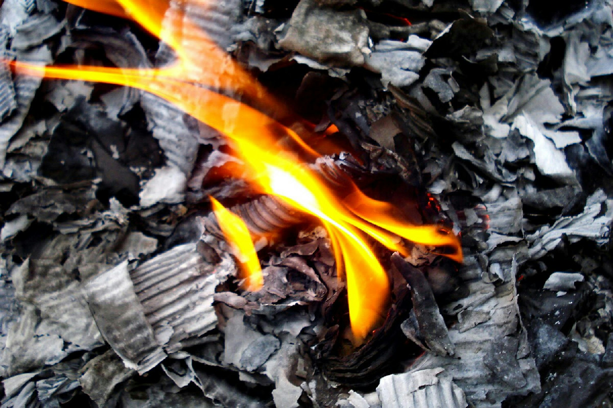 Bruciare il camino e conservare la cenere: una risorsa ecologica ideale per una pulizia domestica efficace