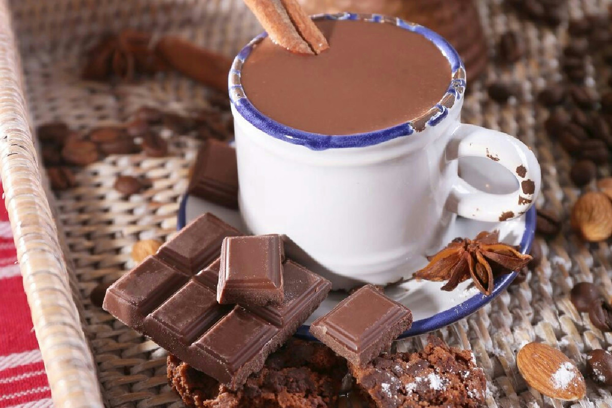 La cioccolata calda cremosa perfetta da preparare in casa: gusto intenso e vellutato come al bar