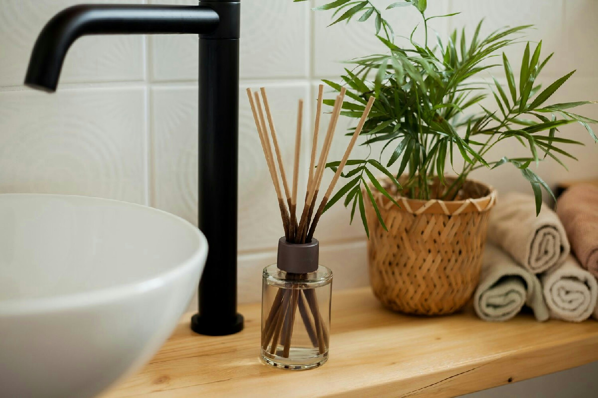 Come mantenere l’aria del bagno fresca senza utilizzare prodotti chimici con metodi naturali efficaci