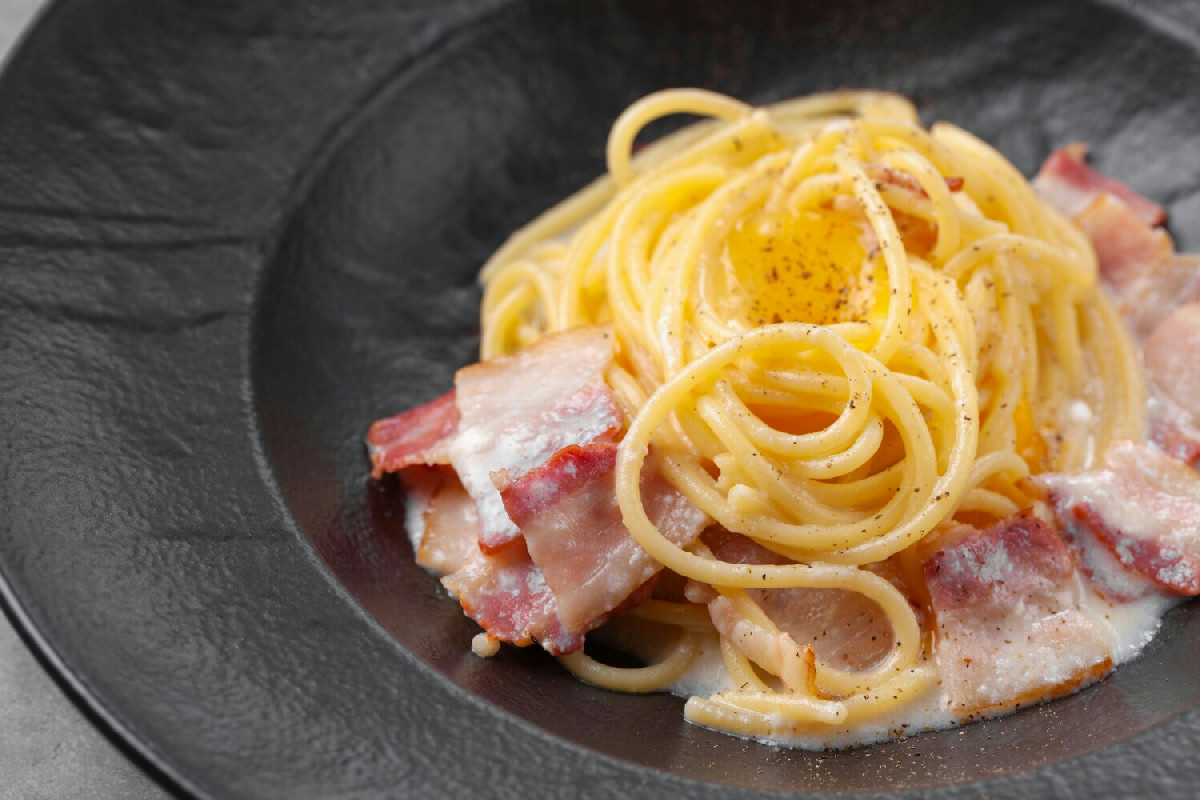 In cucina molti la preparano, ma pochi evitano gli errori nella vera carbonara romana