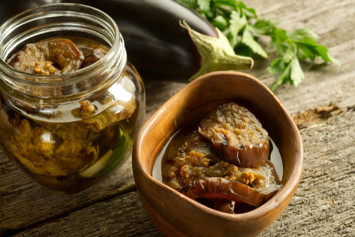 Perché mia nonna fa le melanzane sott'olio senza cucinarle? Il sapore è pazzesco