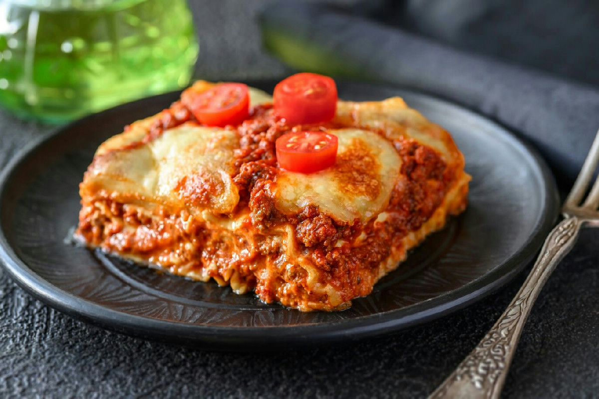 Perché la nonna faceva così le lasagne al ragù? Il segreto per renderle cremose e ricche