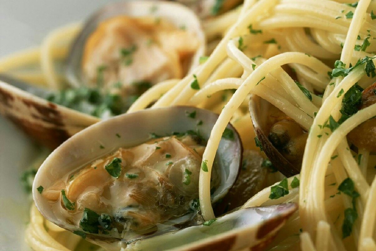 Un piccolo accorgimento per rendere gli spaghetti alle vongole più cremosi e saporiti del solito