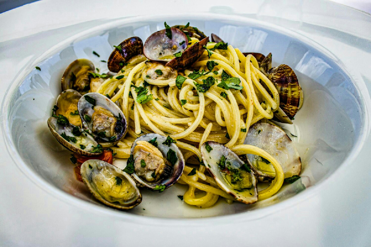 Un piccolo accorgimento per rendere gli spaghetti alle vongole più cremosi e saporiti del solito