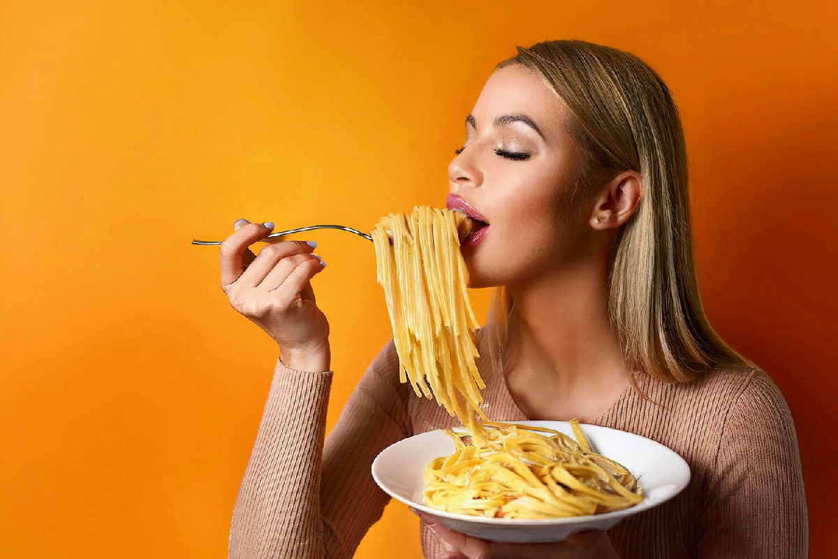 Quando si cena con la pasta non si sa se fa ingrassare: ecco cosa pochi sanno sul suo vero effetto