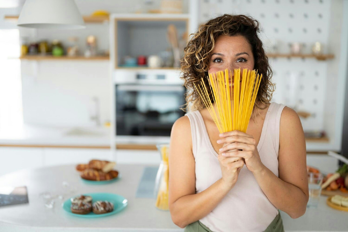 Quando si cena con la pasta non si sa se fa ingrassare: ecco cosa pochi sanno sul suo vero effetto