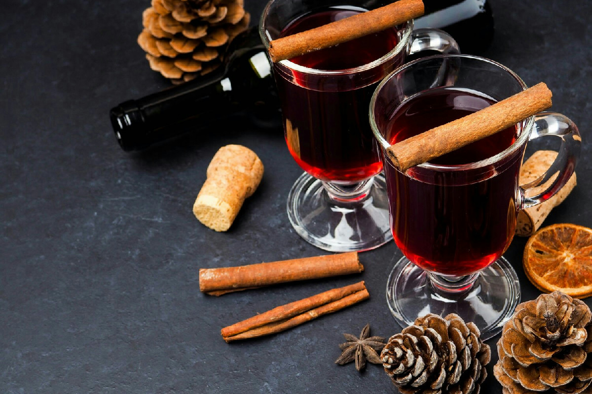 Scopri l'antica preparazione del vin brulè che riscalda le feste del Nord Europa