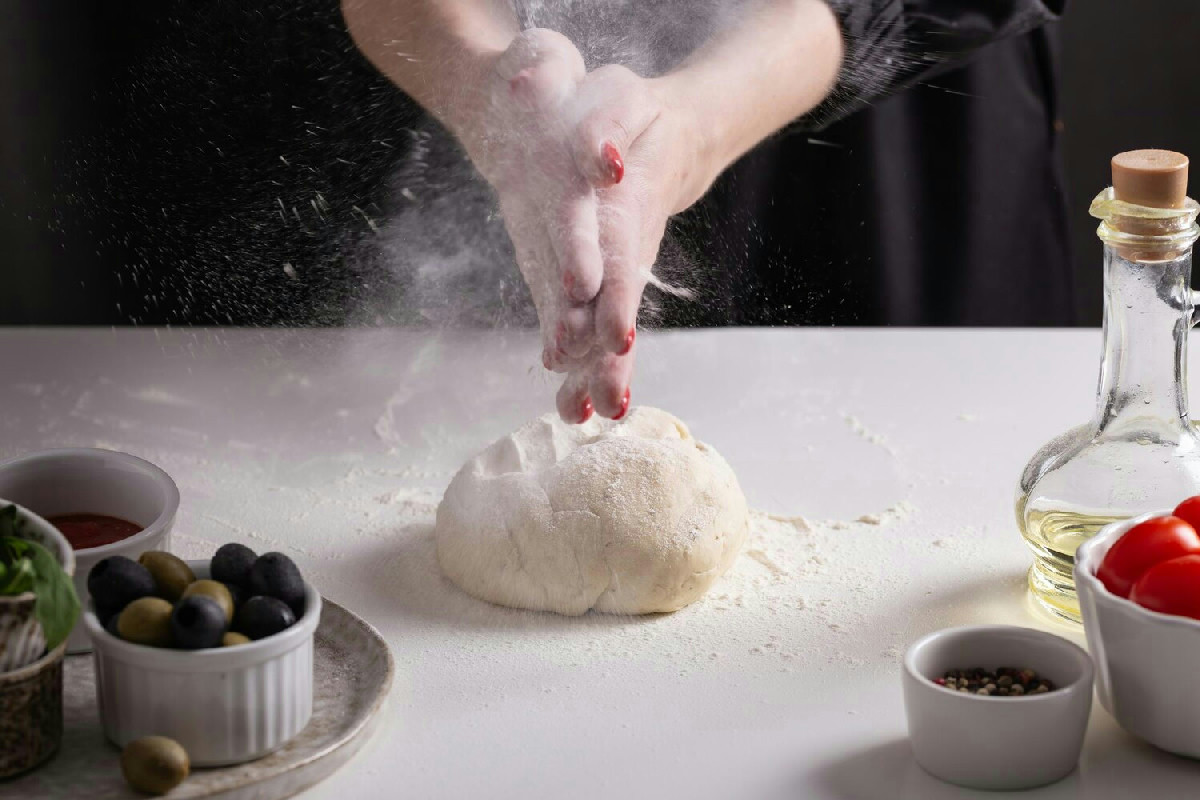 Tecnica ideale per ottenere un impasto pizza soffice e fragrante fatto in casa senza errori
