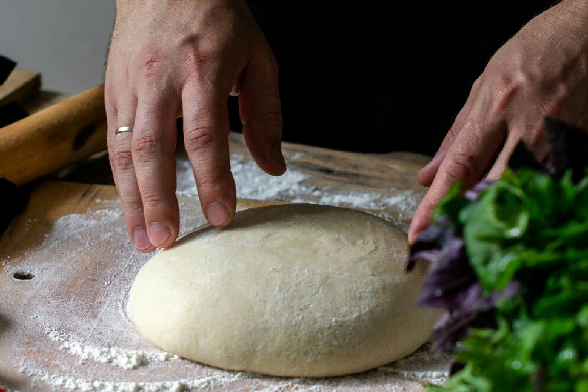 Tecnica ideale per ottenere un impasto pizza soffice e fragrante fatto in casa senza errori