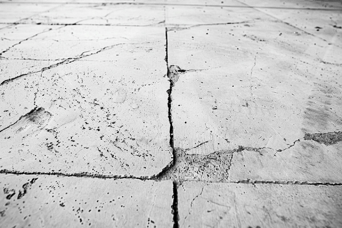 Tecniche efficaci per sistemare le piastrelle rotte e ridare bellezza al pavimento danneggiato