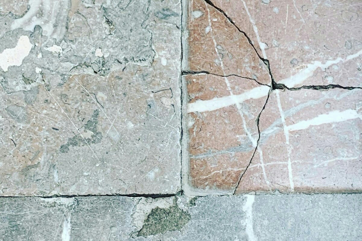 Tecniche efficaci per sistemare le piastrelle rotte e ridare bellezza al pavimento danneggiato